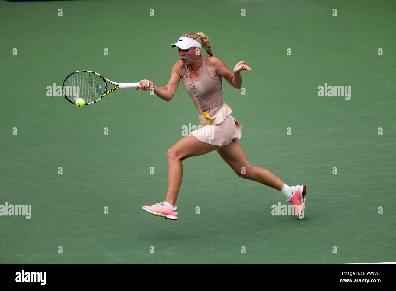 Flushing Meadows, NY, STATI UNITI D'AMERICA. 31 Ago, 2014. Caroline WOZNIACKI (DEN) sconfigge Maria Sharapova (RUS) nel 4° round azione a US Open Tennis Championships. Credito: NCP Fotografia/Alamy Live News Foto Stock