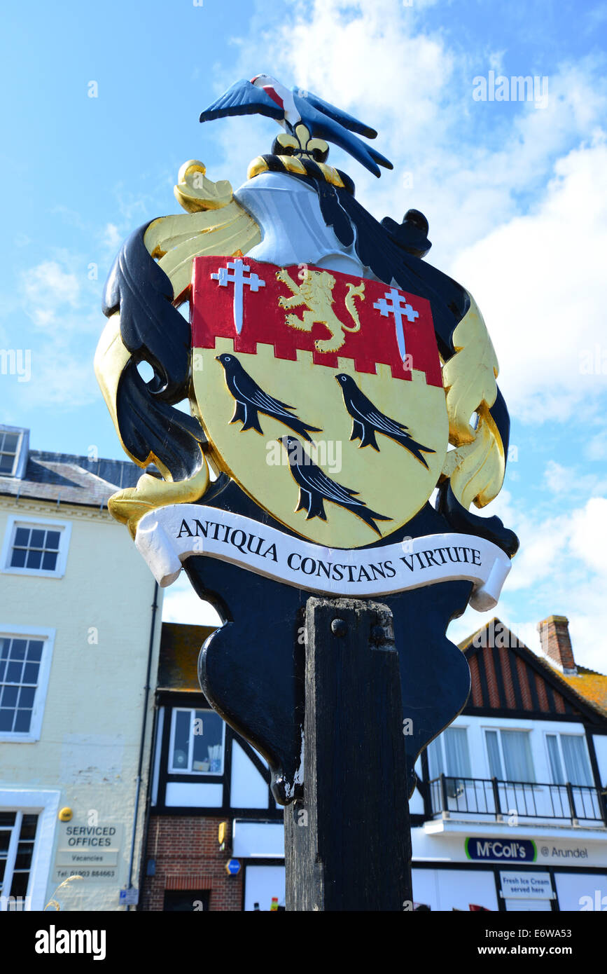 Città segno indicante lo stemma, River Road, Arundel, West Sussex, in Inghilterra, Regno Unito Foto Stock