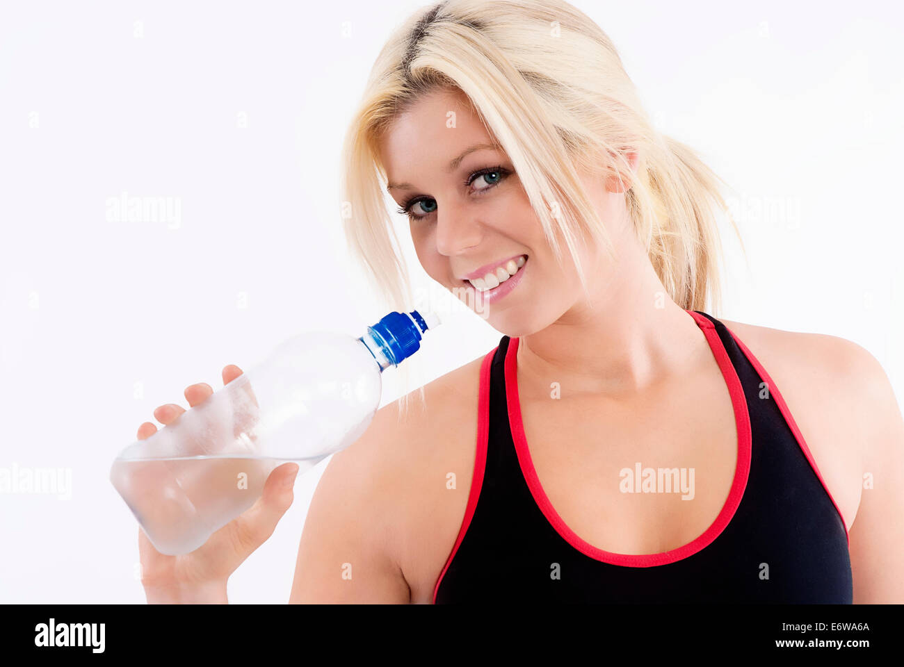 Sport Giovane donna acqua potabile da una bottiglia Foto Stock