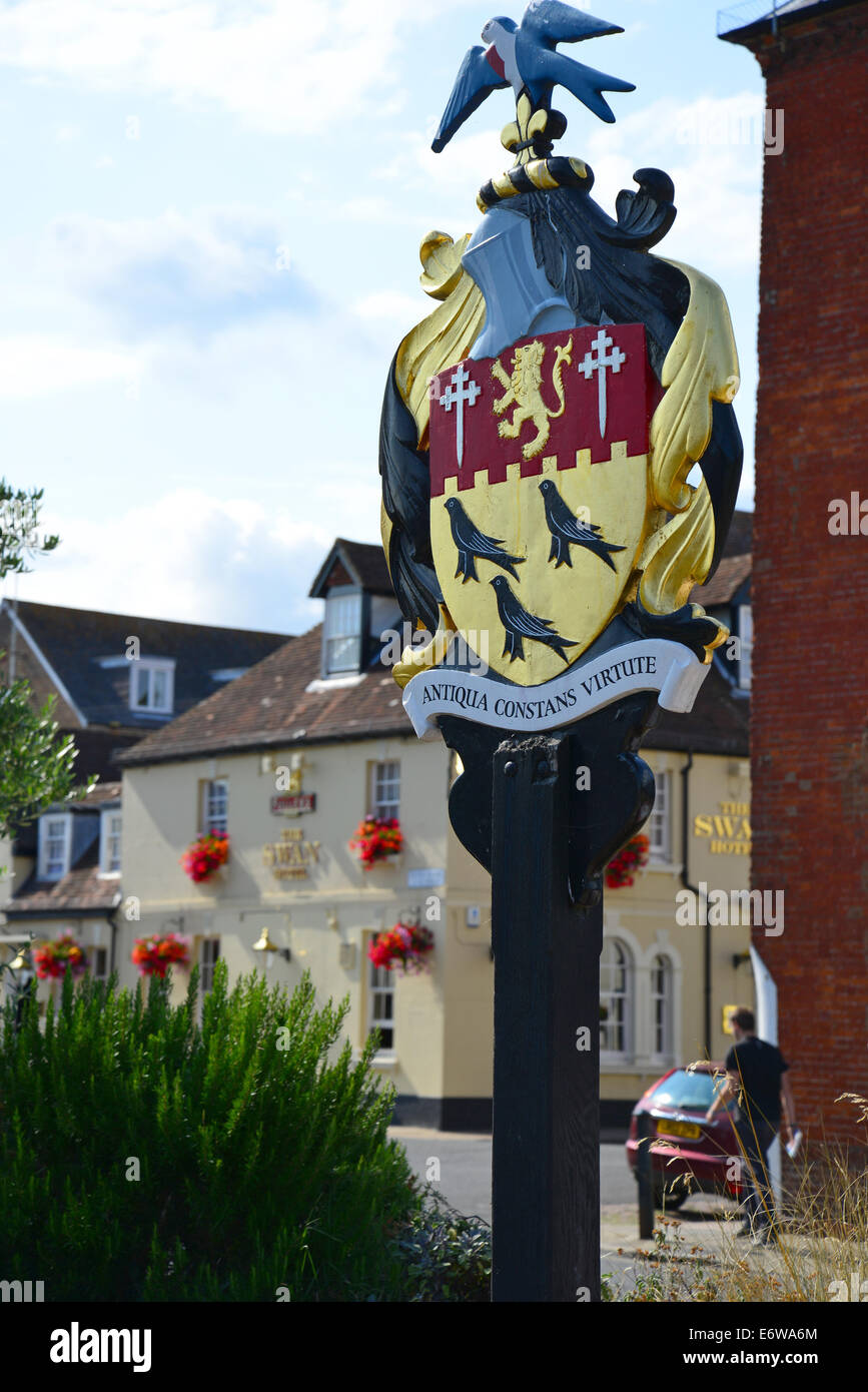 Città segno indicante lo stemma, River Road, Arundel, West Sussex, in Inghilterra, Regno Unito Foto Stock