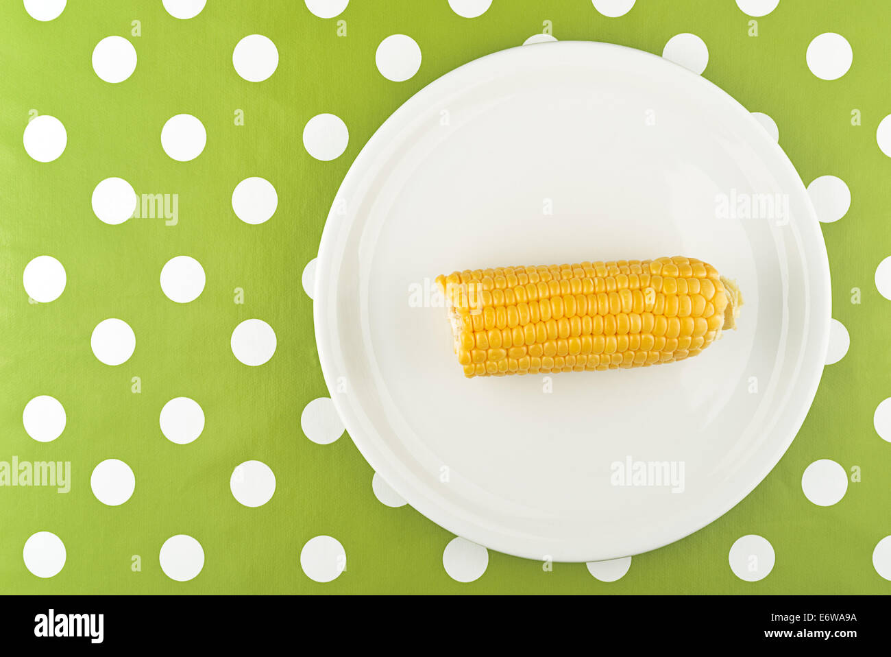 Grano cotto di tutoli di mais per metà su una piastra piana è servita come una dieta cena. Foto Stock