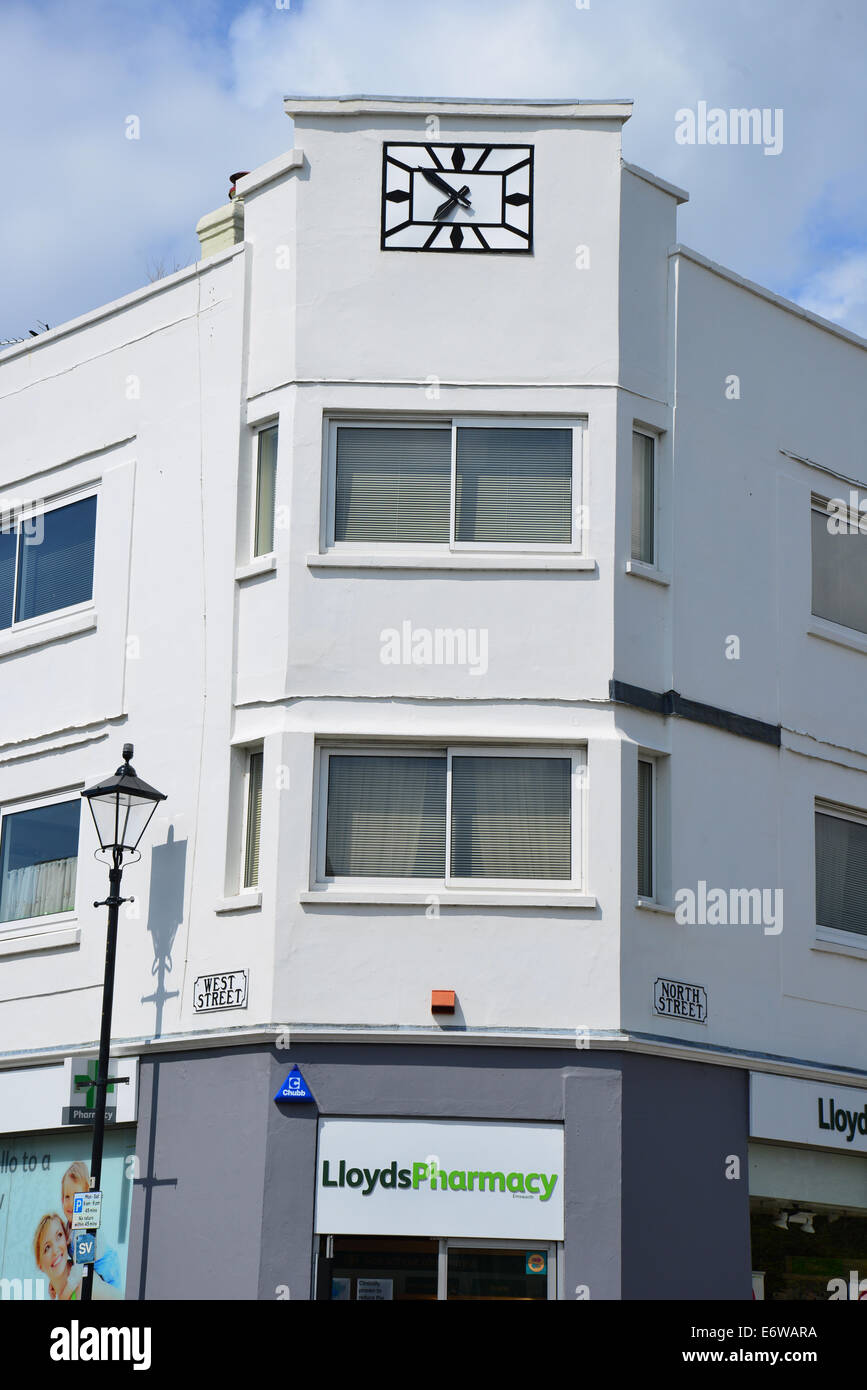 Edificio Art Deco su un angolo del nord e a ovest di strade, Peschici, Hampshire, Inghilterra, Regno Unito Foto Stock