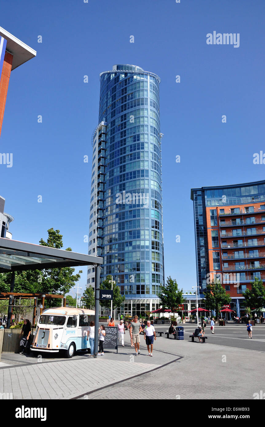 Gunwharf Quays Plaza mostra No.1 Tower, Gunwharf Quays, Portsmouth, Hampshire, Inghilterra, Regno Unito Foto Stock