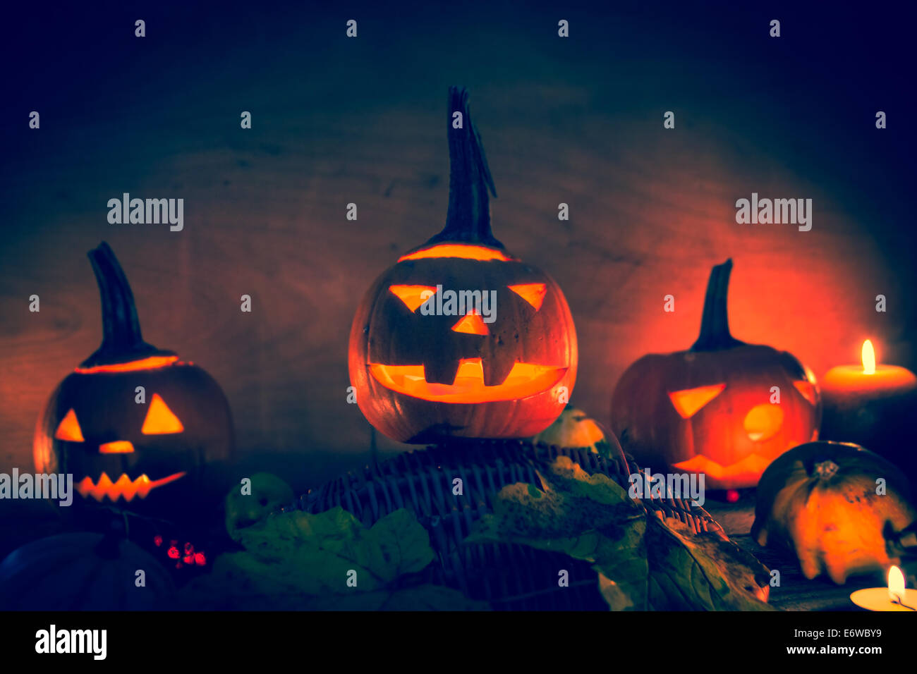 Zucche di Halloween con facce tagliate e candele Foto Stock