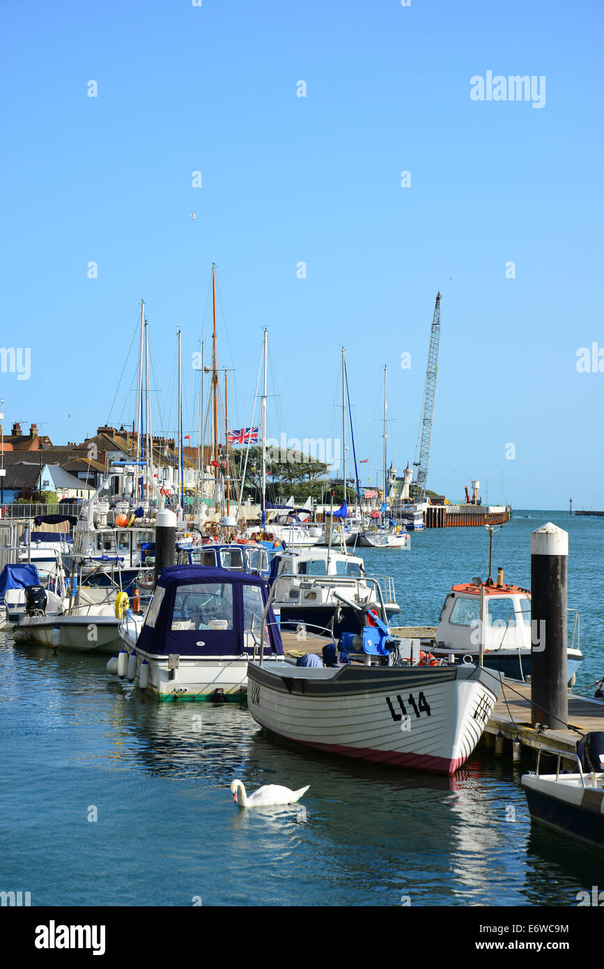 Barche ormeggiate nel porto di Piombino, Littlehampton West Sussex, in Inghilterra, Regno Unito Foto Stock