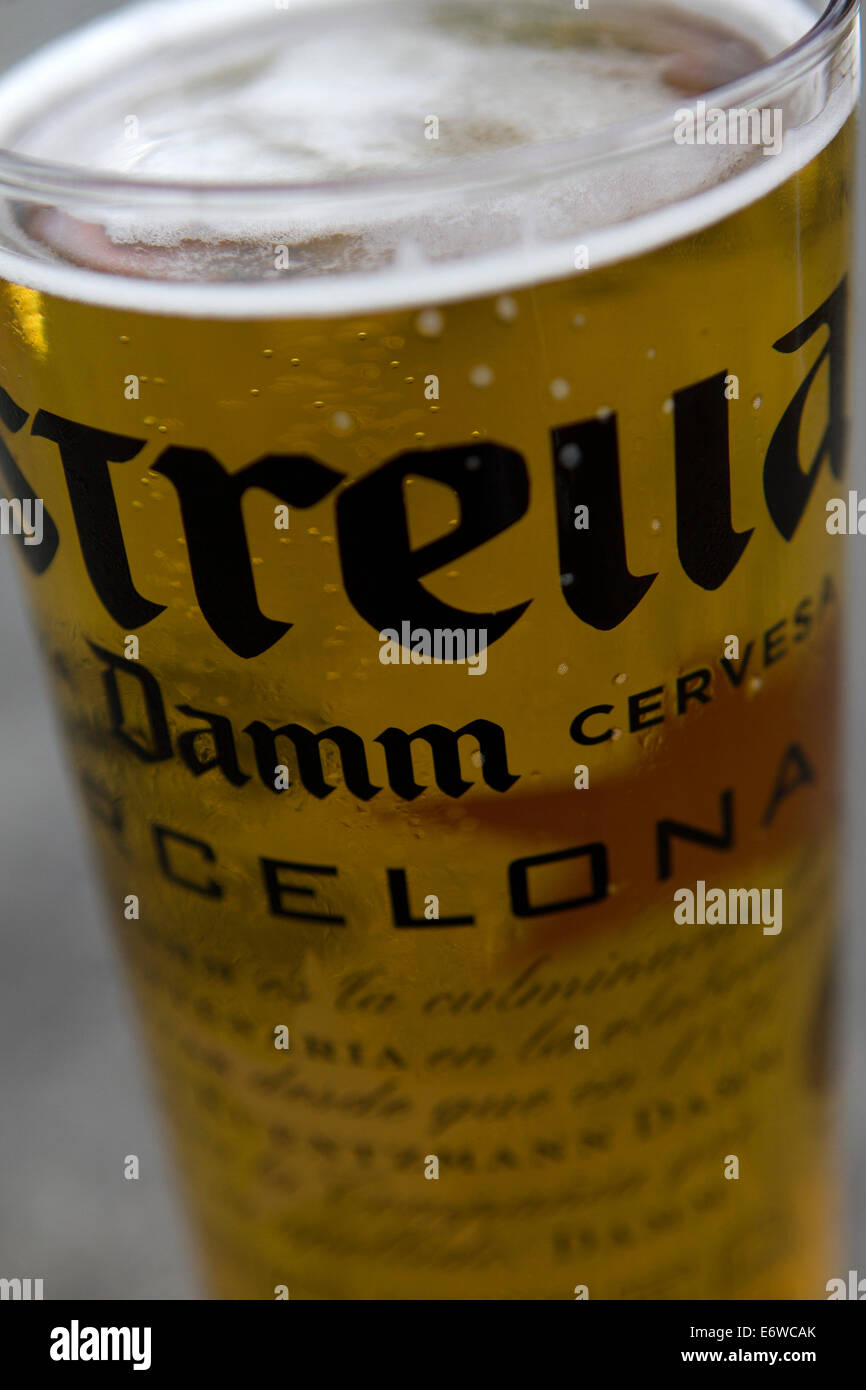Estrella Damm pinta di vetro. Foto Stock