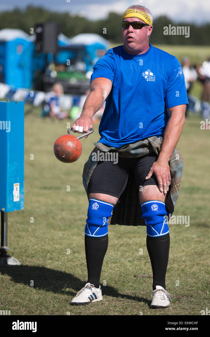 Calgary, Alberta, Canada. Il 30 agosto, 2014. Jason Johnston si prepara a heave un peso in concorrenza durante la Calgary Giochi delle Highland, Calgary, Alberta, Canada sabato il 30 agosto 2014. La Calgary giochi sono una lunga tradizione, andando nel loro secondo secolo di quest'anno. Credito: Rosanne Tackaberry/Alamy Live News Foto Stock