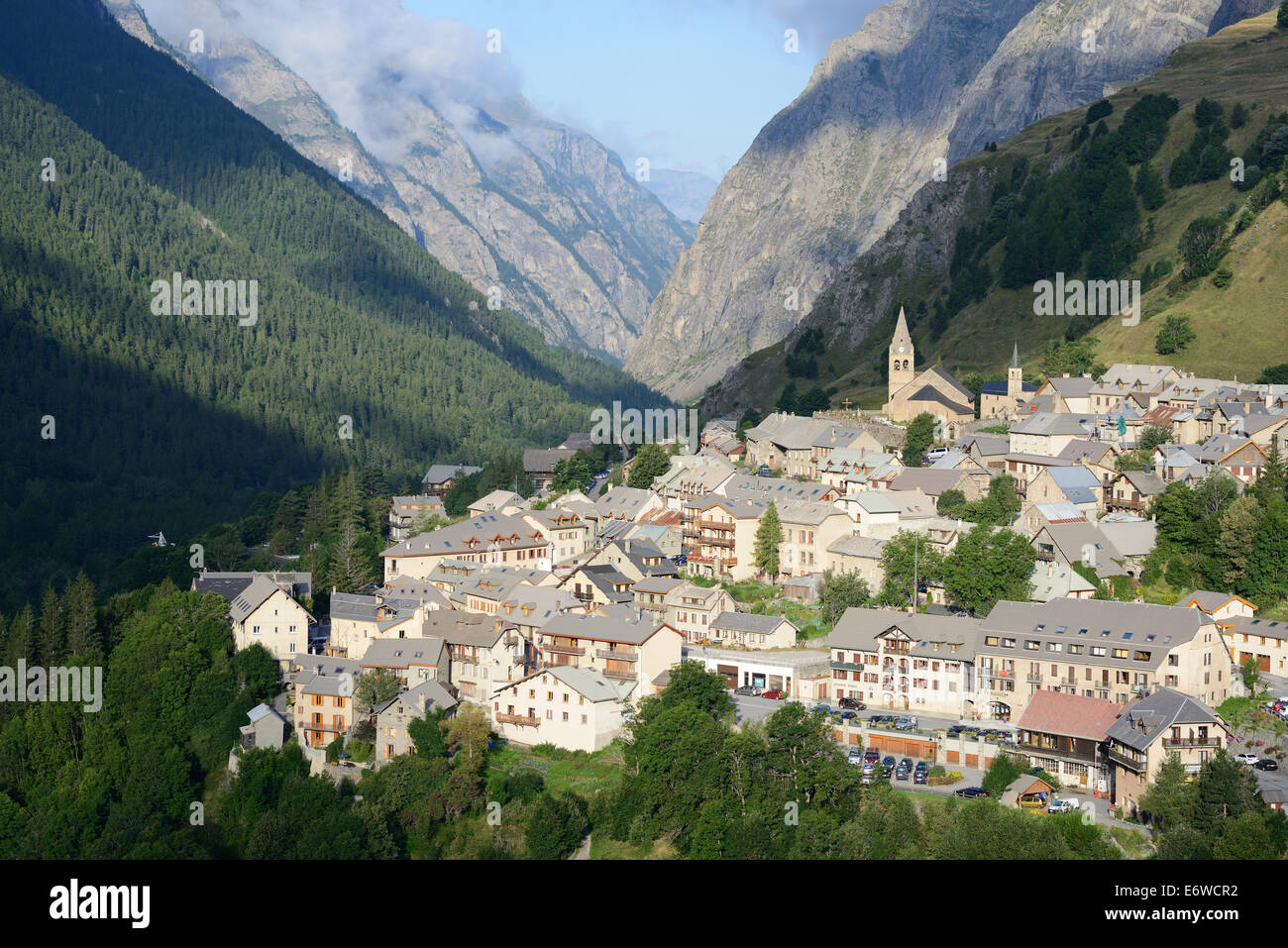 Piccolo villaggio in una valle alpina stretta e profonda ai piedi del Monte la Meije. La grave, Hautes-Alpes, Francia. Foto Stock