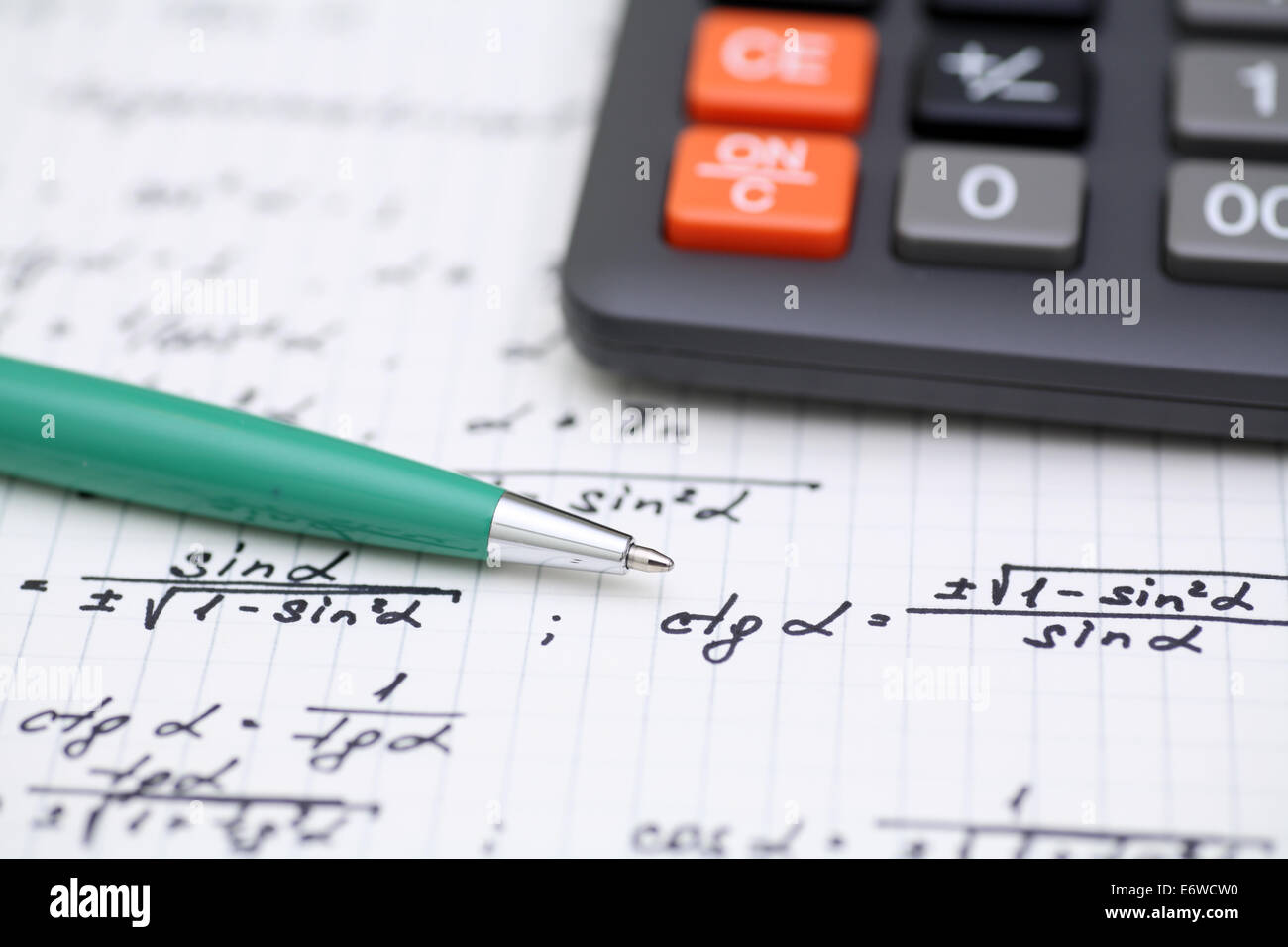 Equazioni closeup. Compiti a casa. Risolvere problemi matematici. Focus sulla penna. Profondità di campo. Foto Stock