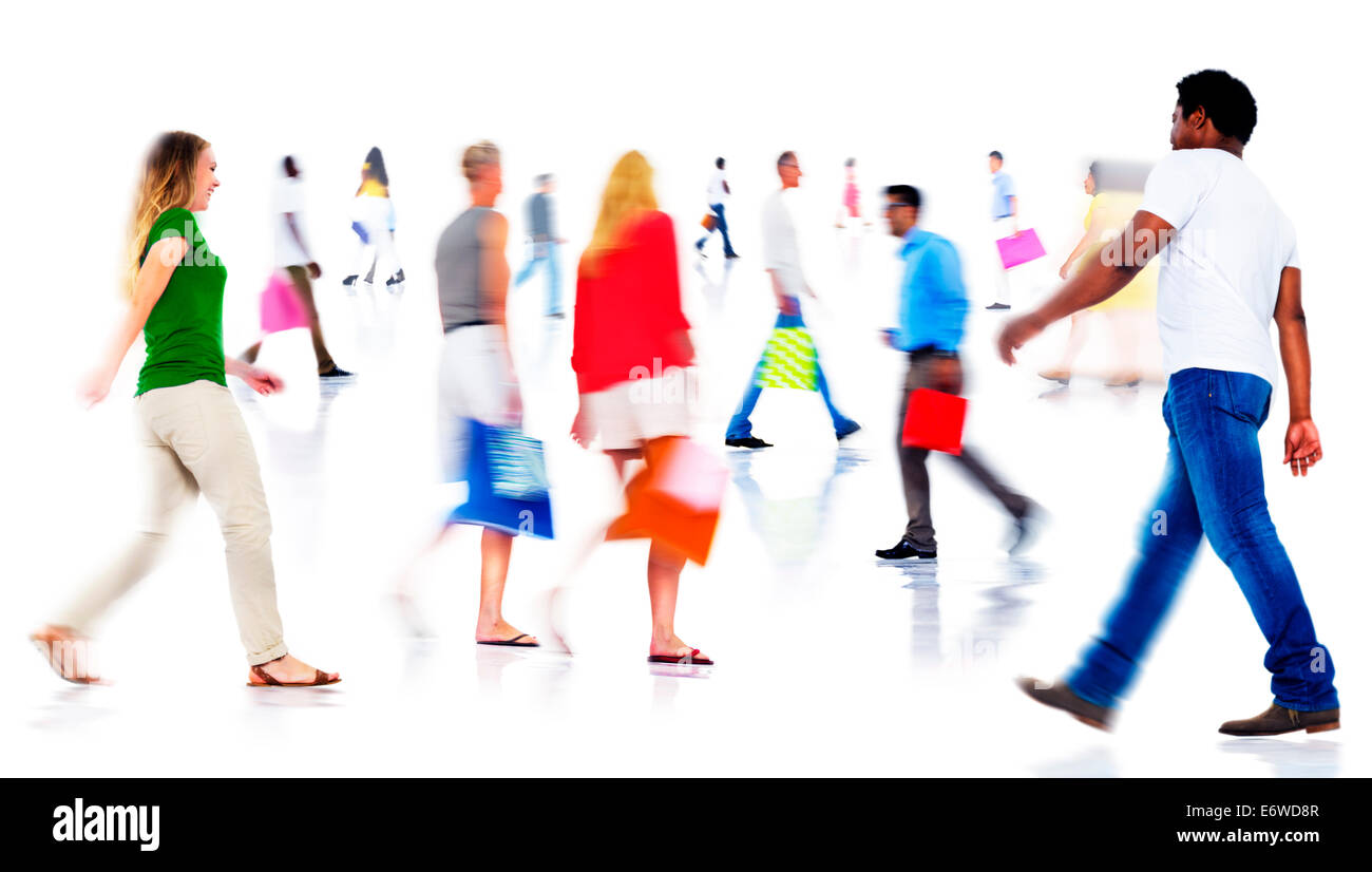 Multietnica gente camminare isolato su bianco Foto Stock