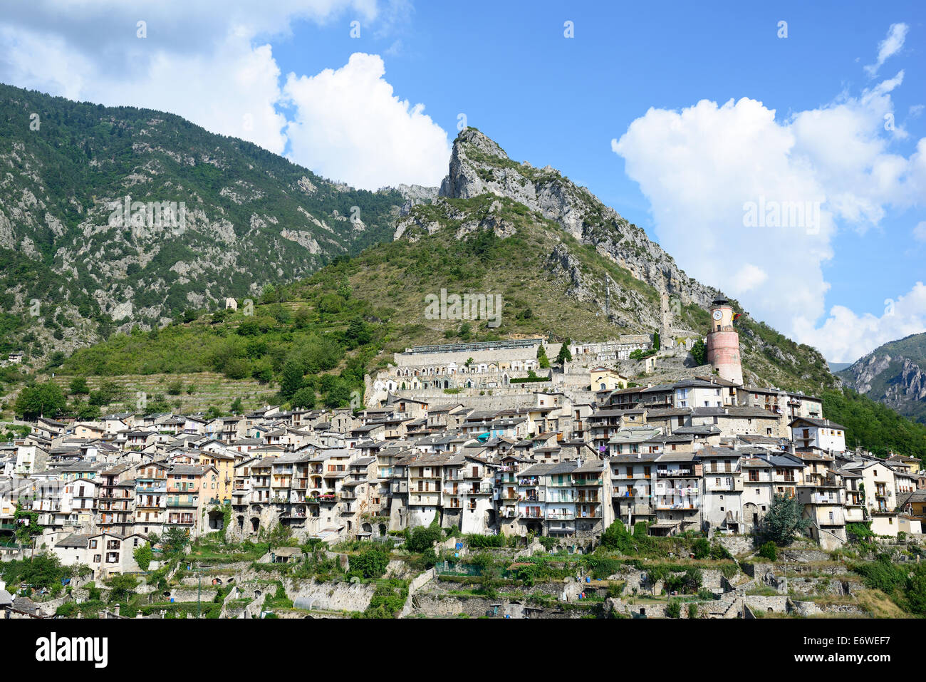 Arroccato borgo medievale. Tende, Roya Valley, Alpes-Maritimes, Francia. Foto Stock