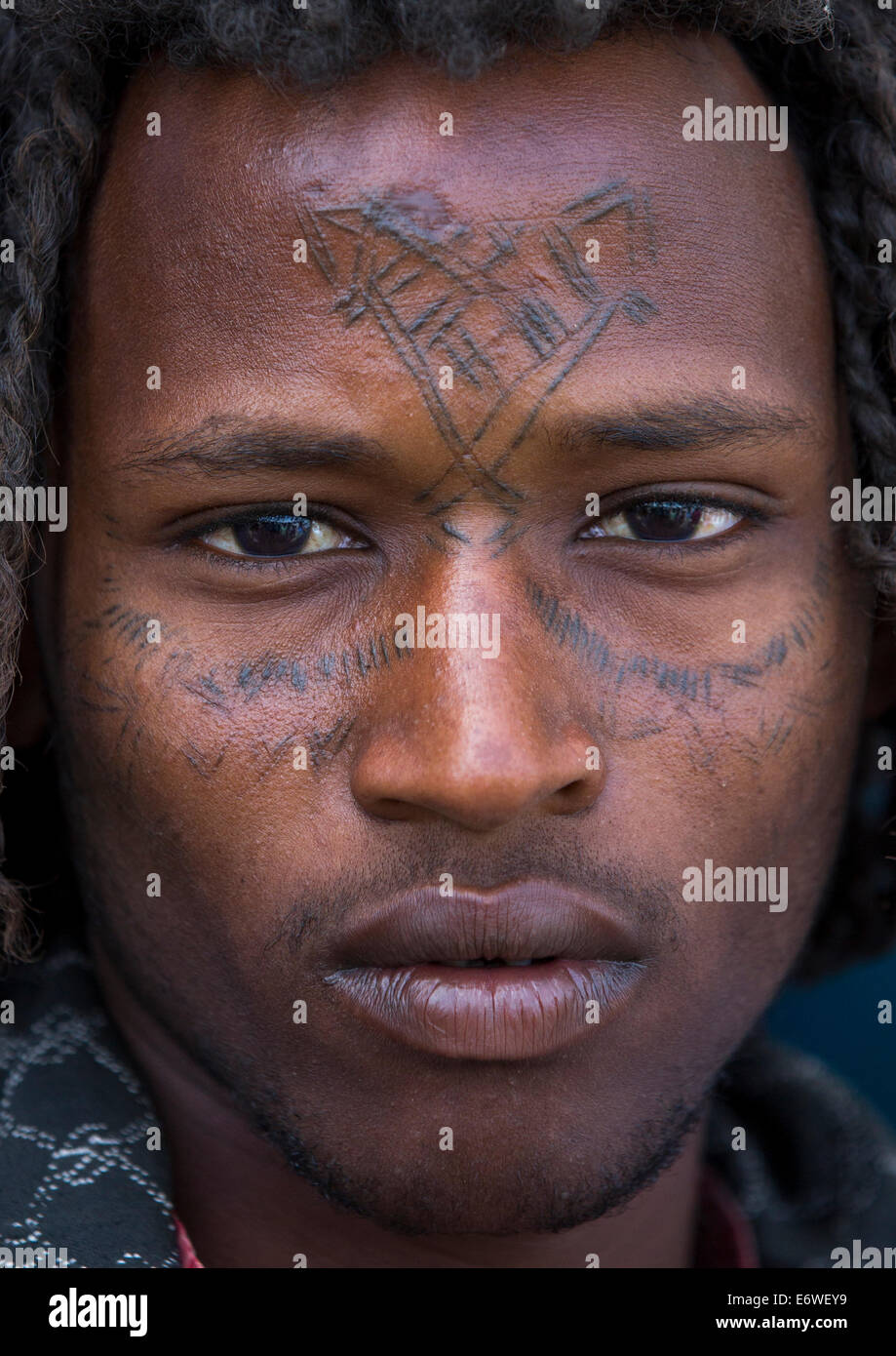 Etnia Afar uomo Con capelli ricci e tatuaggi facciali, Assayta, Etiopia  Foto stock - Alamy