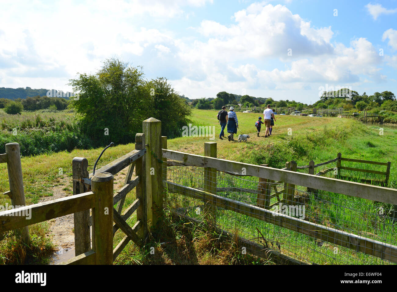 Porta del percorso a piedi sulla riva del fiume Arun, Arundel, West Sussex, in Inghilterra, Regno Unito Foto Stock