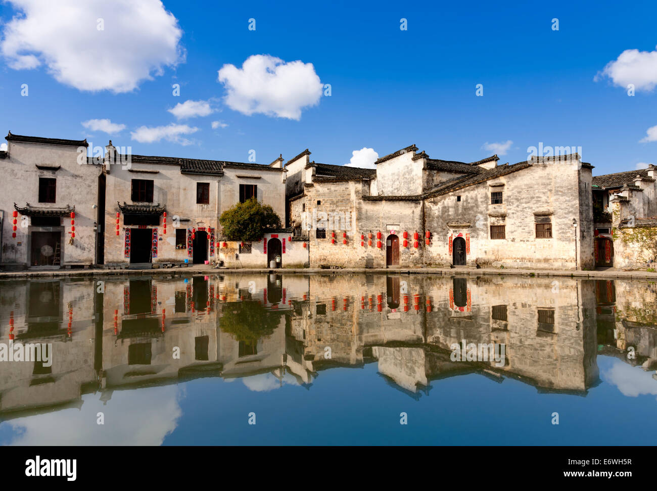 Hongcun è un antico borgo situato nella provincia di Anhui, Cina. Il borgo divenne un Sito Patrimonio Mondiale dell'UNESCO. Foto Stock