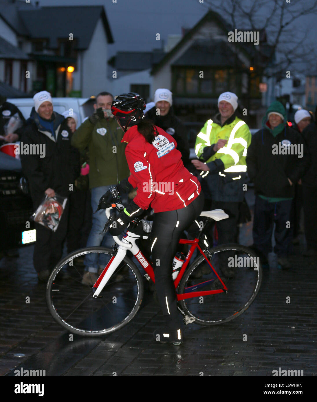 Davina McCall lascia un hotel a Keswick per iniziare il giorno 2 del suo BT Sport sfida di sfiato 'Davina - oltre il punto di rottura' che vedrà il presentatore avente per ciclo, nuotare ed eseguire oltre 500 miglia da Edimburgo a Londra in appena sette giorni. Il 46-anno-vecchio Foto Stock