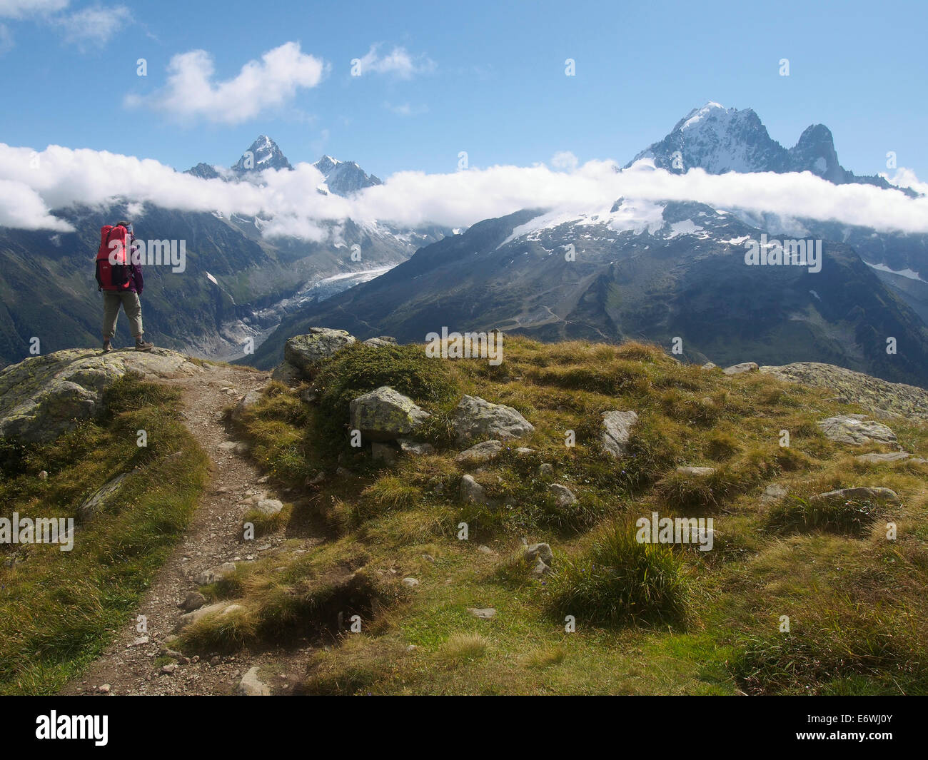 Le Tour du Mont Blanc, Le Grand Balcon sud, Chamonix, Francia con Aiguille verte, Aiguille du Chardonnet dietro Foto Stock