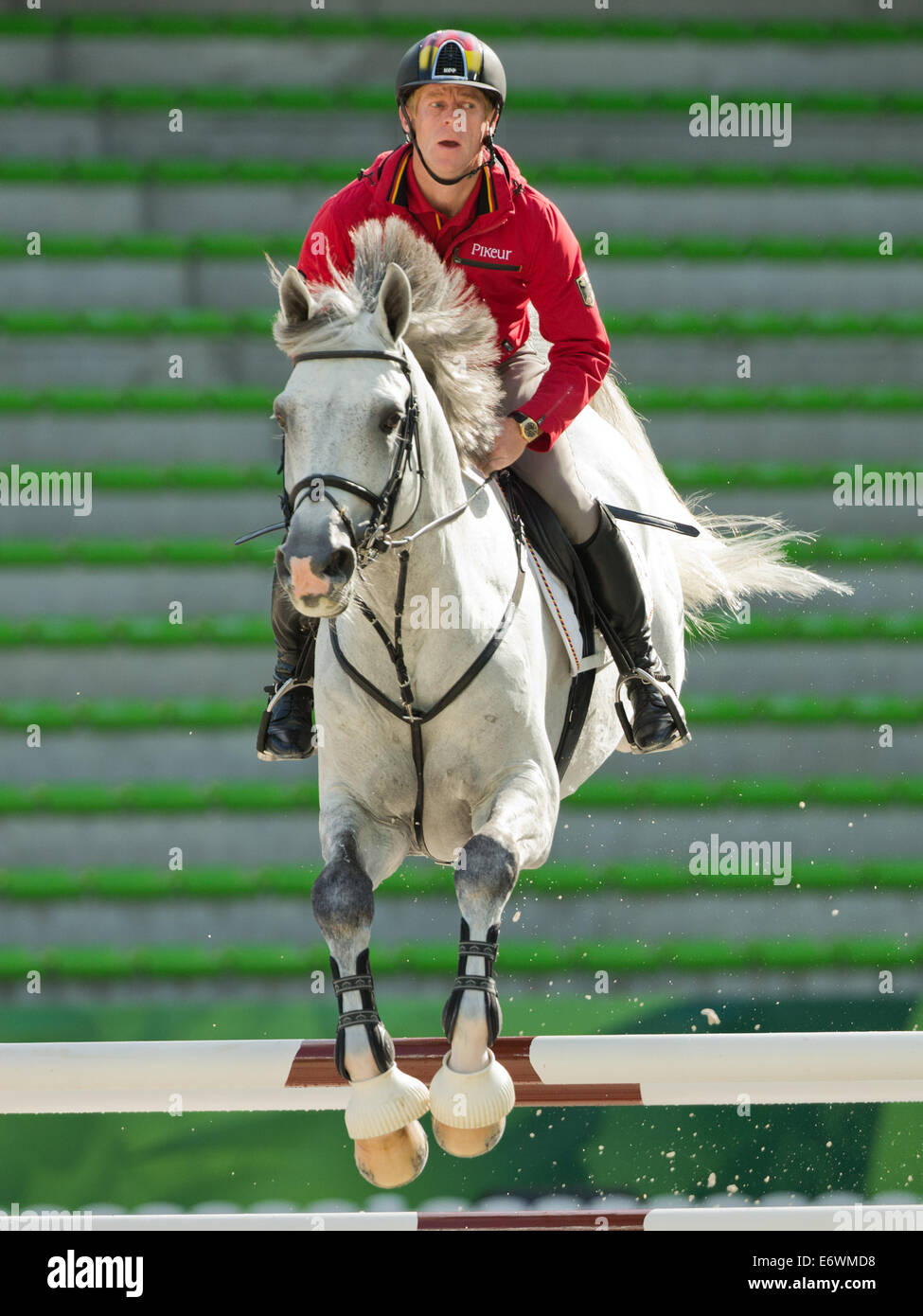 Caen, Francia. 01 Sep, 2014. Rider Marcus Ehning della Germania a cavallo "Cornado NRW' è visto durante una sessione di allenamento per la velocità Show Jumping concorrenza durante il World Equestrian Games 2014 a Caen, Francia, 01 settembre 2014. Foto: Rolf Vennenbernd/dpa/Alamy Live News Foto Stock