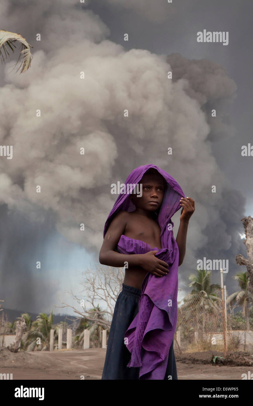 Sono soprattutto i bambini soffrono per la costante caduta di cenere, Vulcano Tavurvur, Rabaul, East New Britain, Papua Nuova Guinea, Melanes Foto Stock