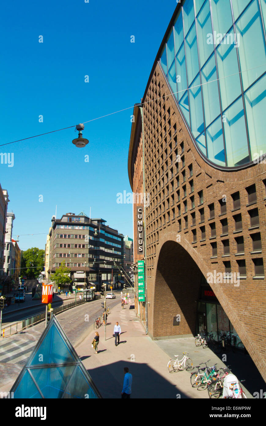 Kaisaniemi, davanti alla principale biblioteca universitaria e il centro di Helsinki, Finlandia, Europa Foto Stock