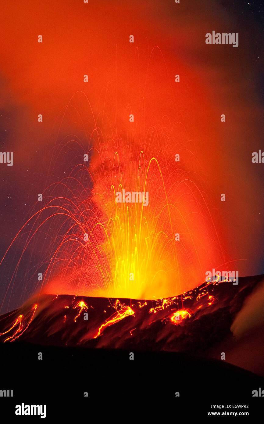Red Hot Lava e le scintille in eruzione del vulcano Tavurvur di notte, Rabaul, East New Britain, Papua Nuova Guinea, Melanesia- Paci Foto Stock