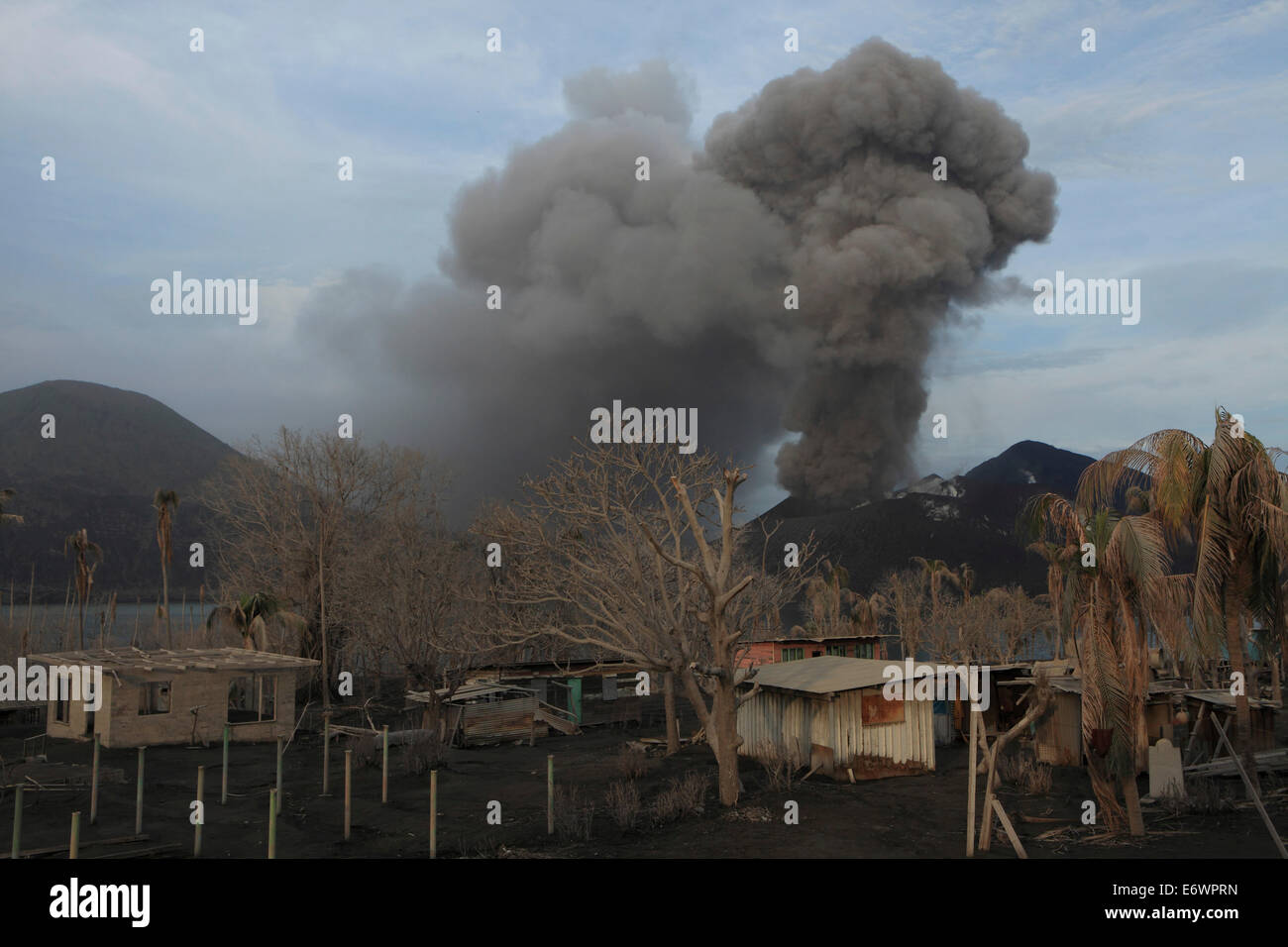 Case sul Matupit isola, vulcano Tavurvur, Rabaul, East New Britain, Papua Nuova Guinea, Pacific Foto Stock