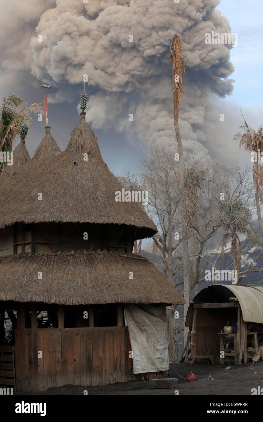 Case sul Matupit isola, vulcano Tavurvur, Rabaul, East New Britain, Papua Nuova Guinea, Pacific Foto Stock