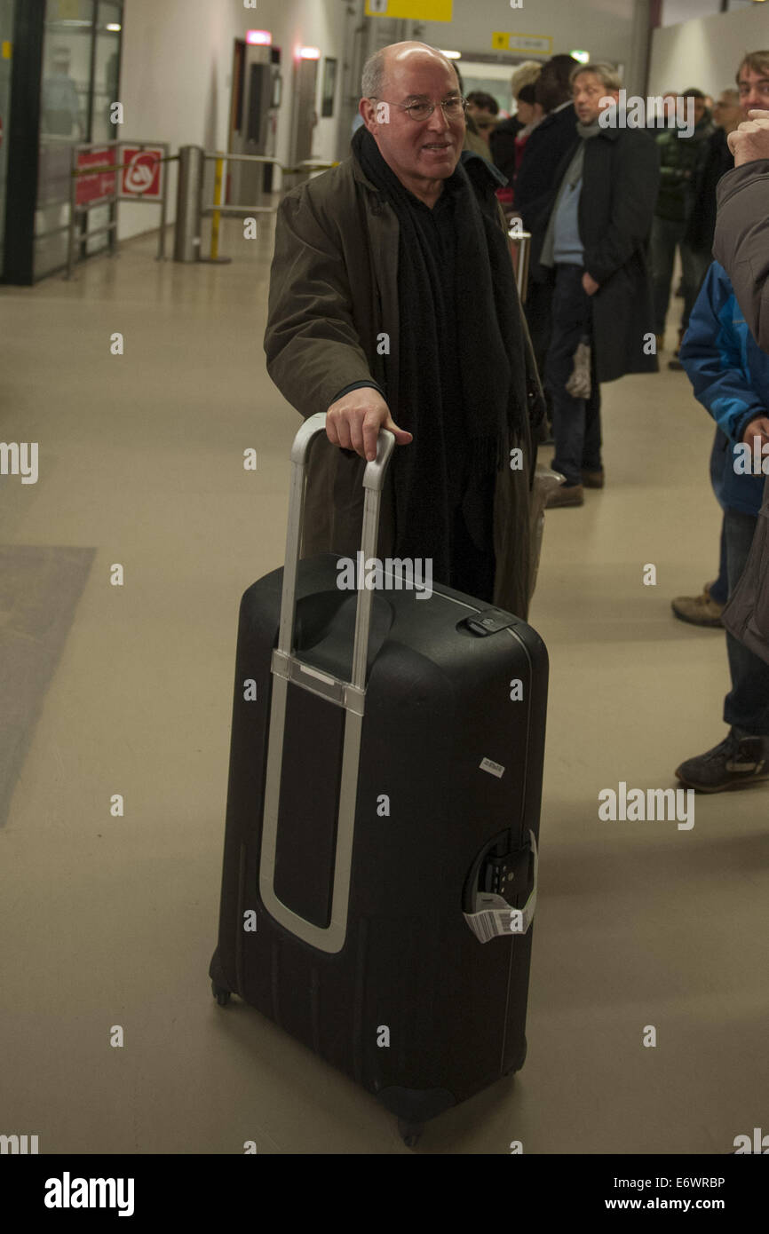 Bushido e Gregor Gysi che arrivano dall'aeroporto Tegel sullo stesso volo da Innsbruck a Berlino Tegel. Dotato di: Gregor Gysi Dove: Berlino, Germania Quando: 09 Feb 2014 Foto Stock