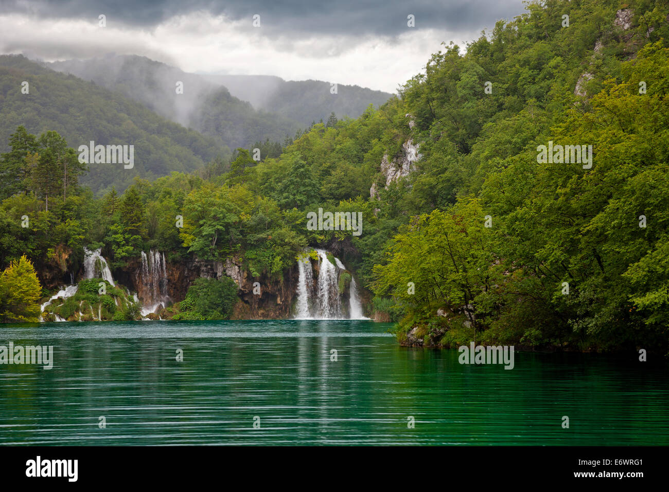 Lago Verde presso il Parco Nazionale dei Laghi di Plitvice in Croazia con cascata. Foto Stock