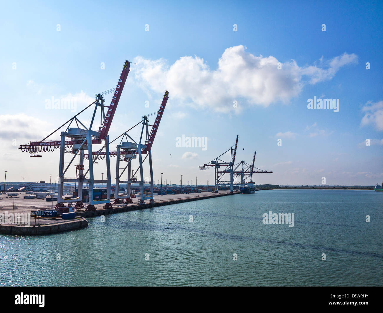 Il contenitore porta a Dunkerque, Dunkerque, Francia. Immagine presa dal mare, contro la luce Foto Stock