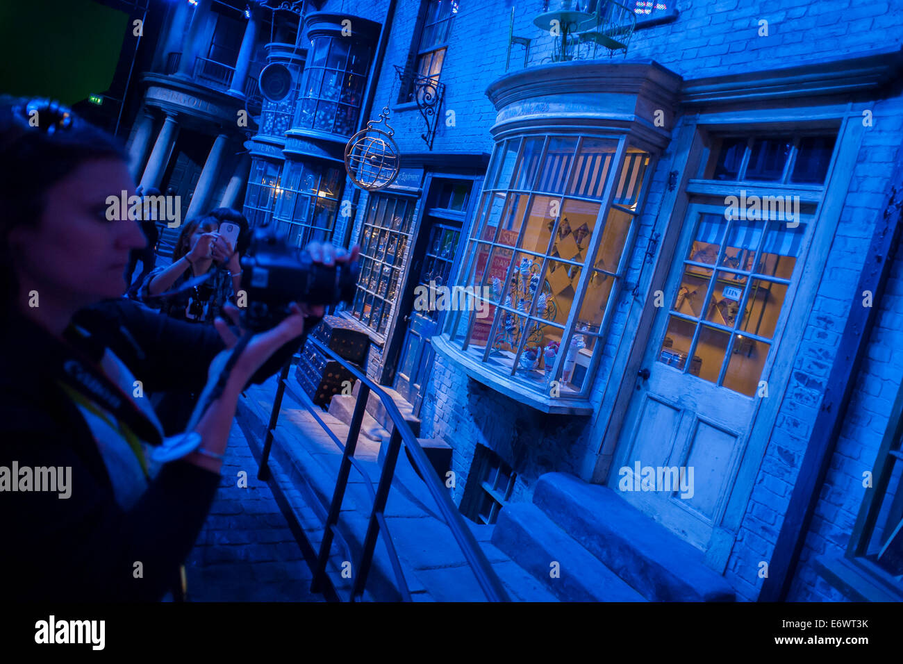 Warner Bros Studio Tour London - The Making of Harry Potter conserva ed espone la mitica puntelli. Foto Stock