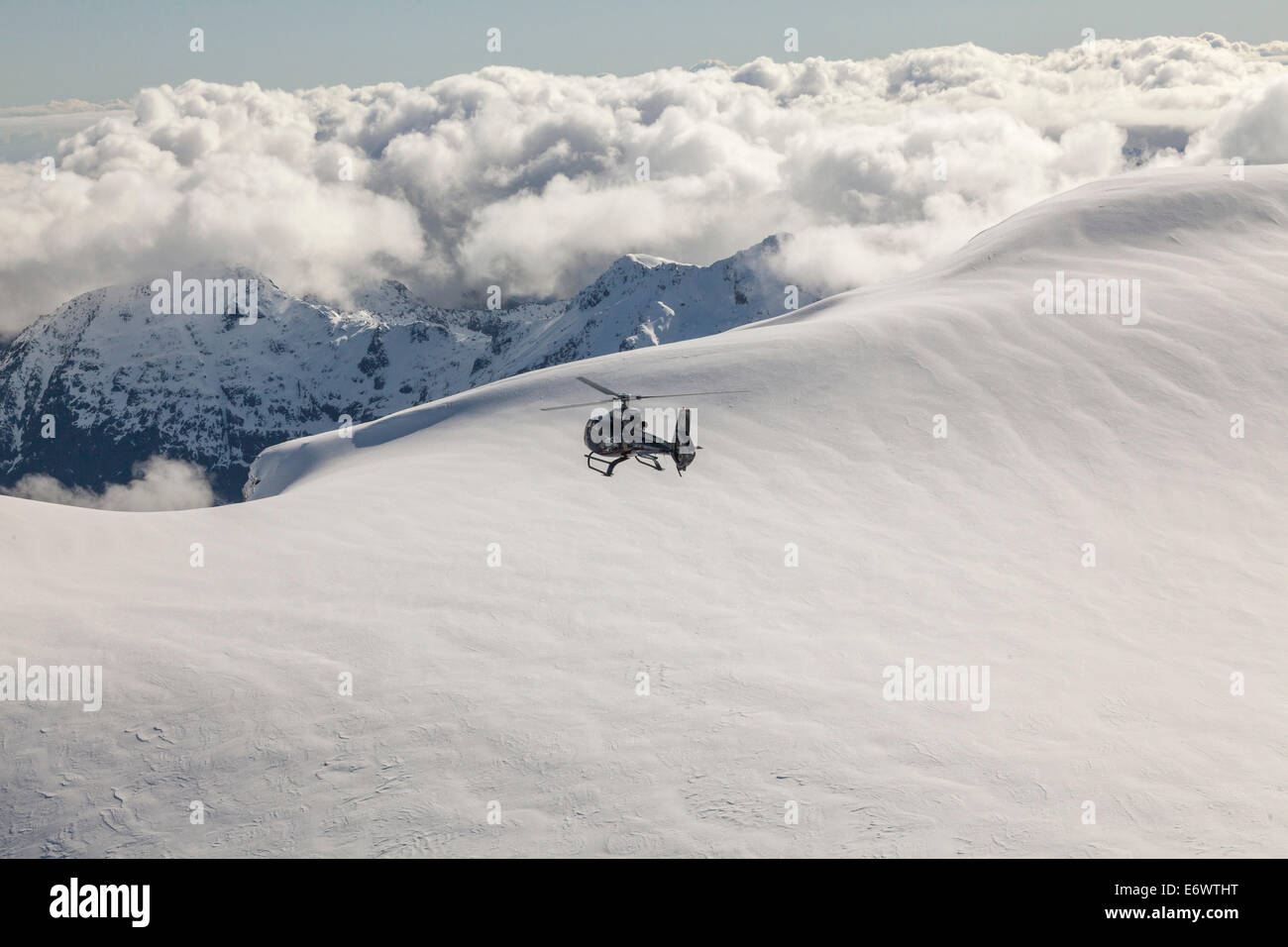 Volo in elicottero sopra le montagne nevose, Isola del Sud, Nuova Zelanda Foto Stock