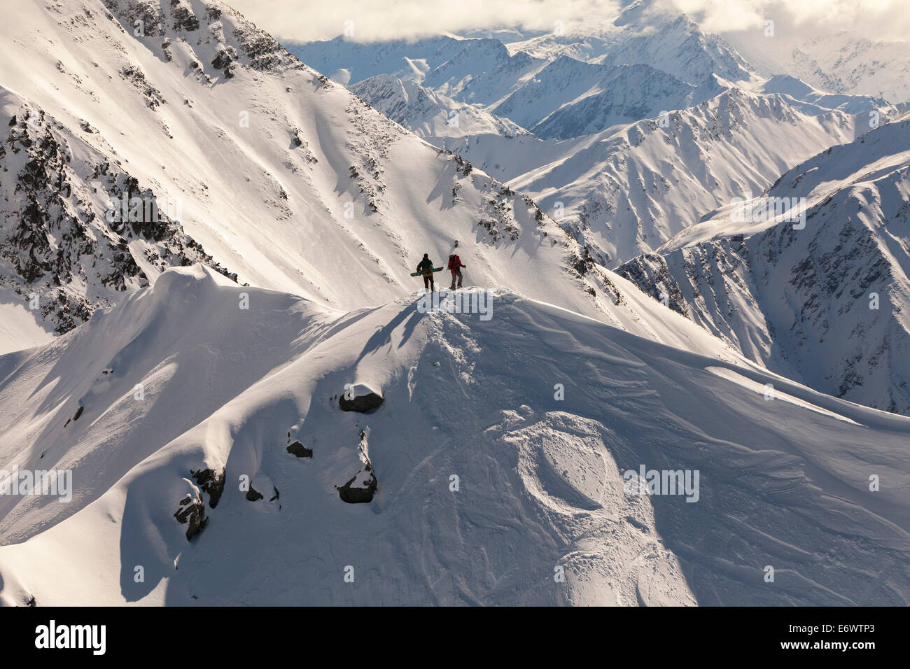 Antenna di snowboarder in piedi su un picco di montagna, Isola del Sud, Nuova Zelanda Foto Stock