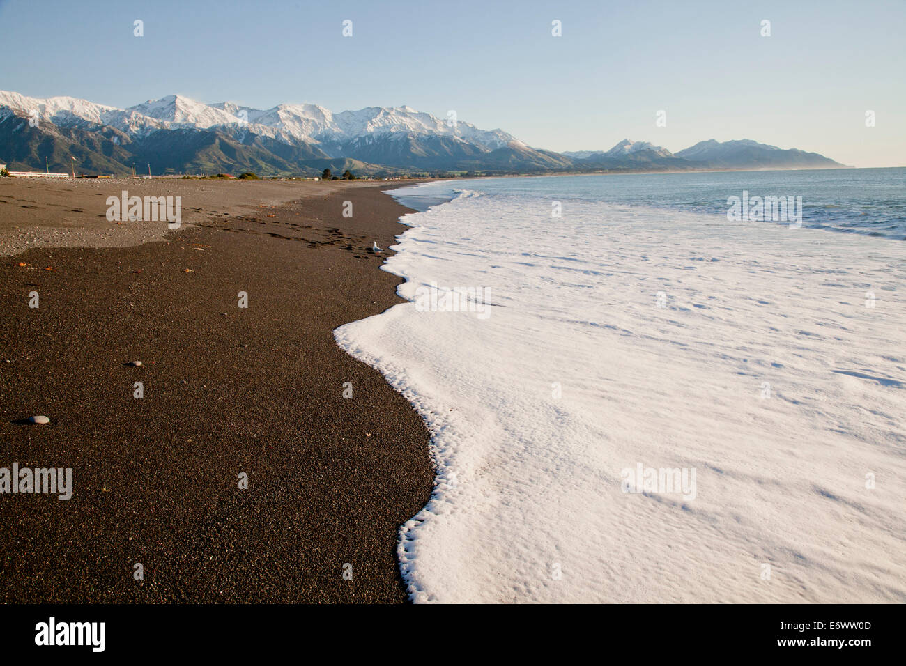 Spiaggia deserta sulla costa est vicino a Kaikoura, Isola del Sud, Nuova Zelanda Foto Stock