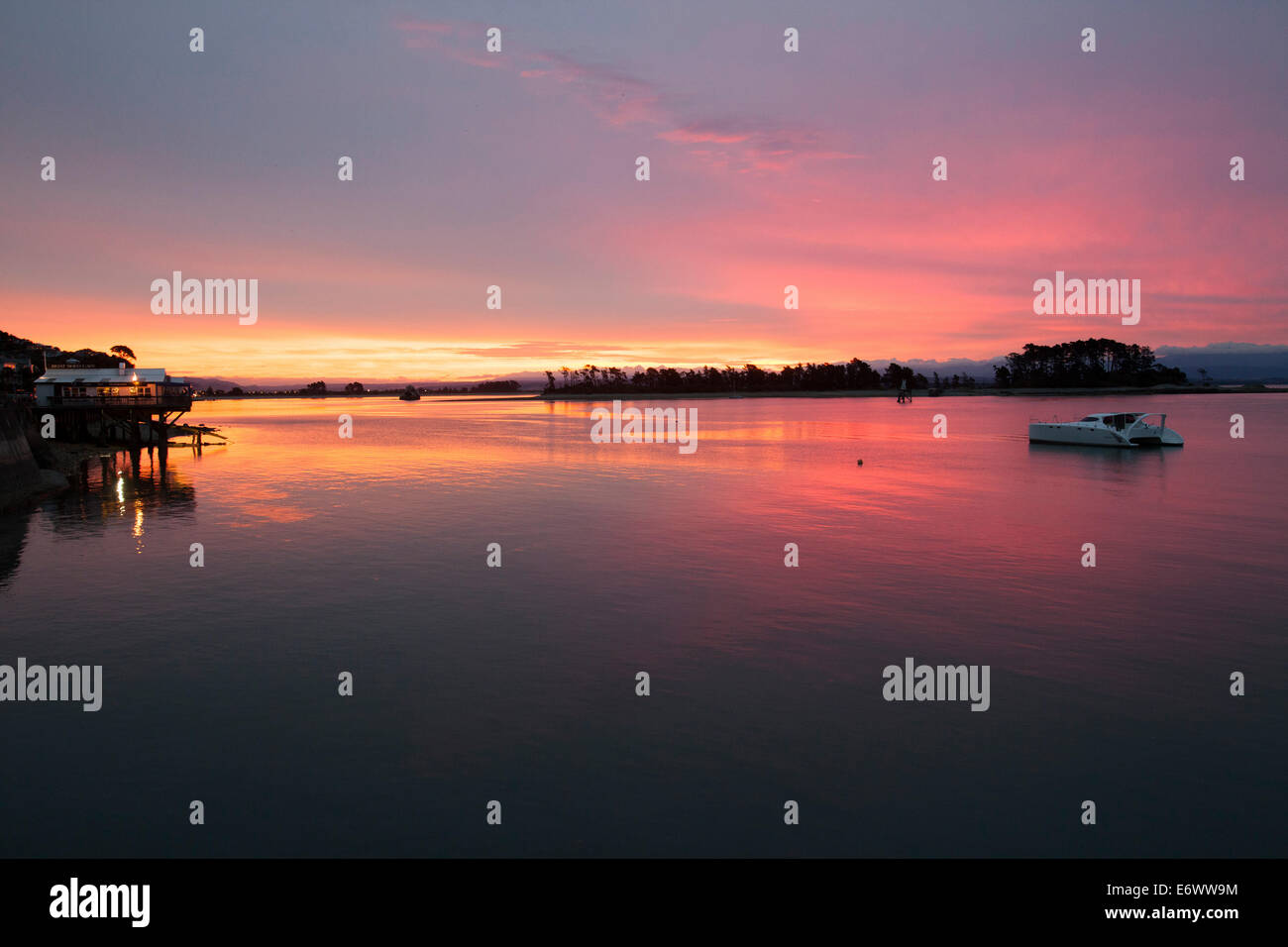 Rosso tramonto alla barca capannone Cafe, il ristorante del lungomare, Nelson, Isola del Sud, Nuova Zelanda Foto Stock