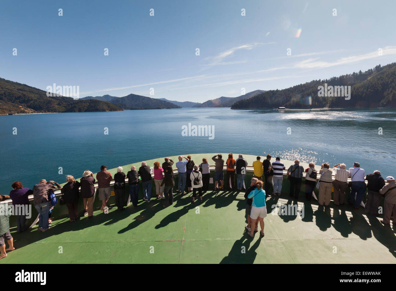 Passeggeri in piedi sulla prua della barca di traghetto entrando Marlborough Sounds, Tory canale, Marlborough, Isola del Sud, Nuova Zelanda Foto Stock