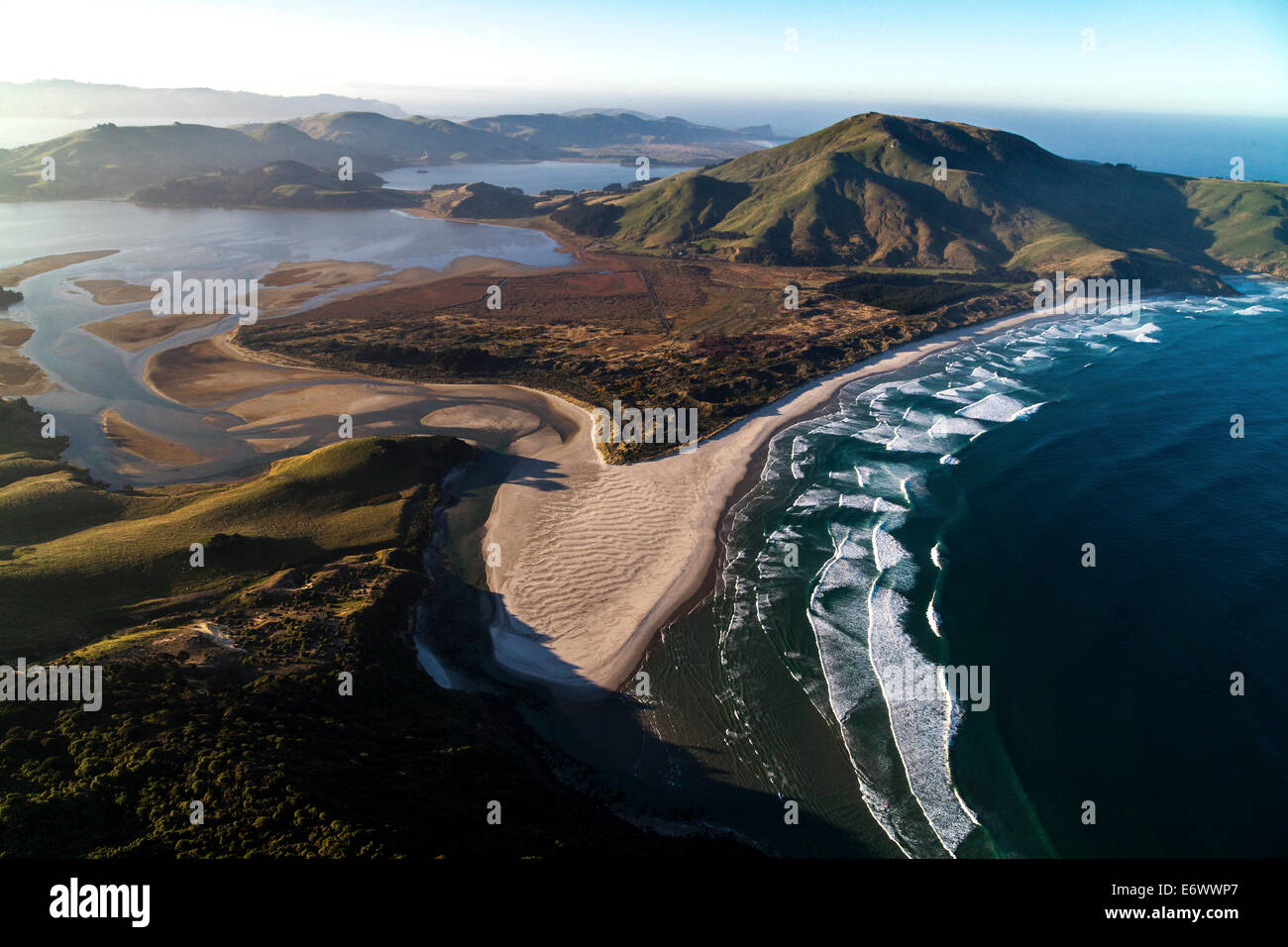 Vista aerea in tutta la penisola di Otago con Allans spiaggia e ingresso Hoopers, Dunedin, Otago, Isola del Sud, Nuova Zelanda Foto Stock