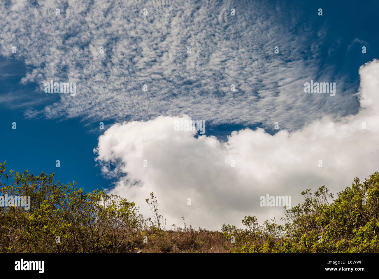 Spettacolari formazioni di nubi oltre i Monti Knockmealdown, nella contea di Waterford, Irlanda Foto Stock