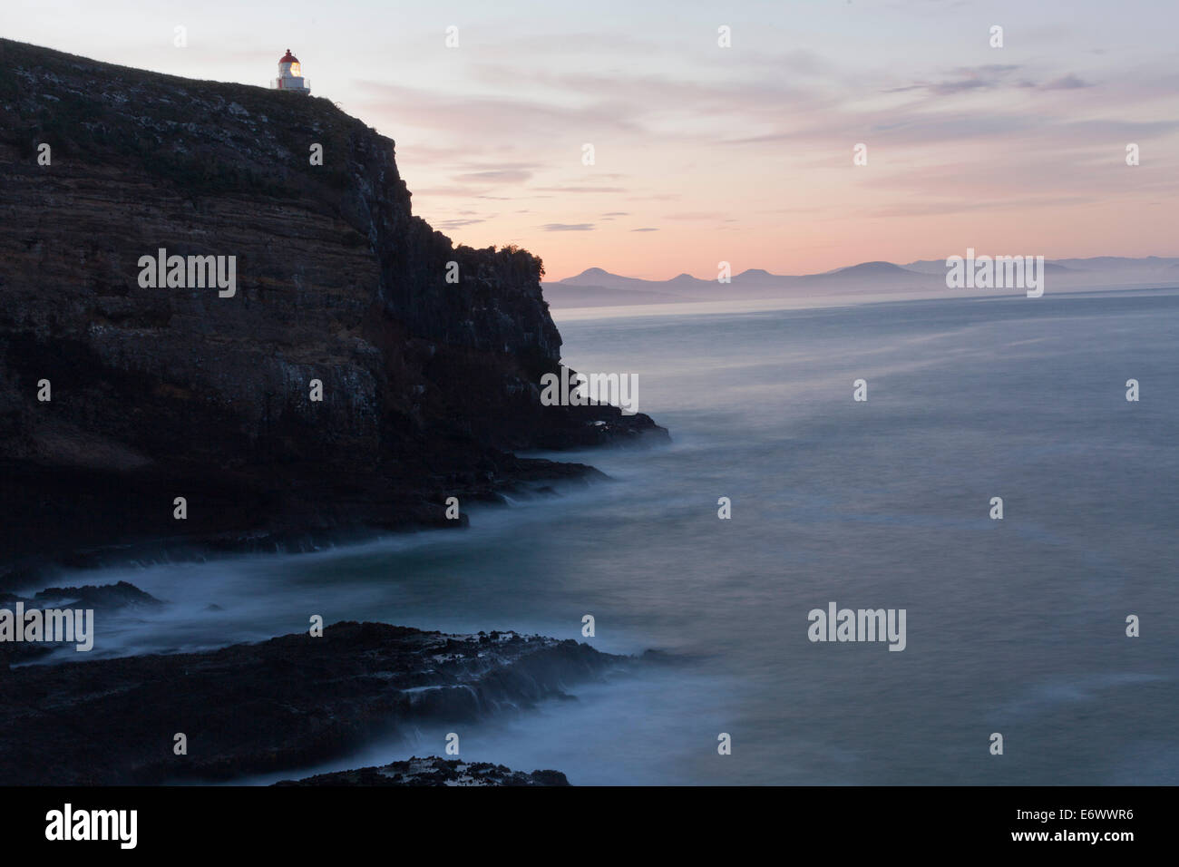 Taiaroa Head Lighthouse al crepuscolo, Penisola di Otago, Isola del Sud, Nuova Zelanda Foto Stock