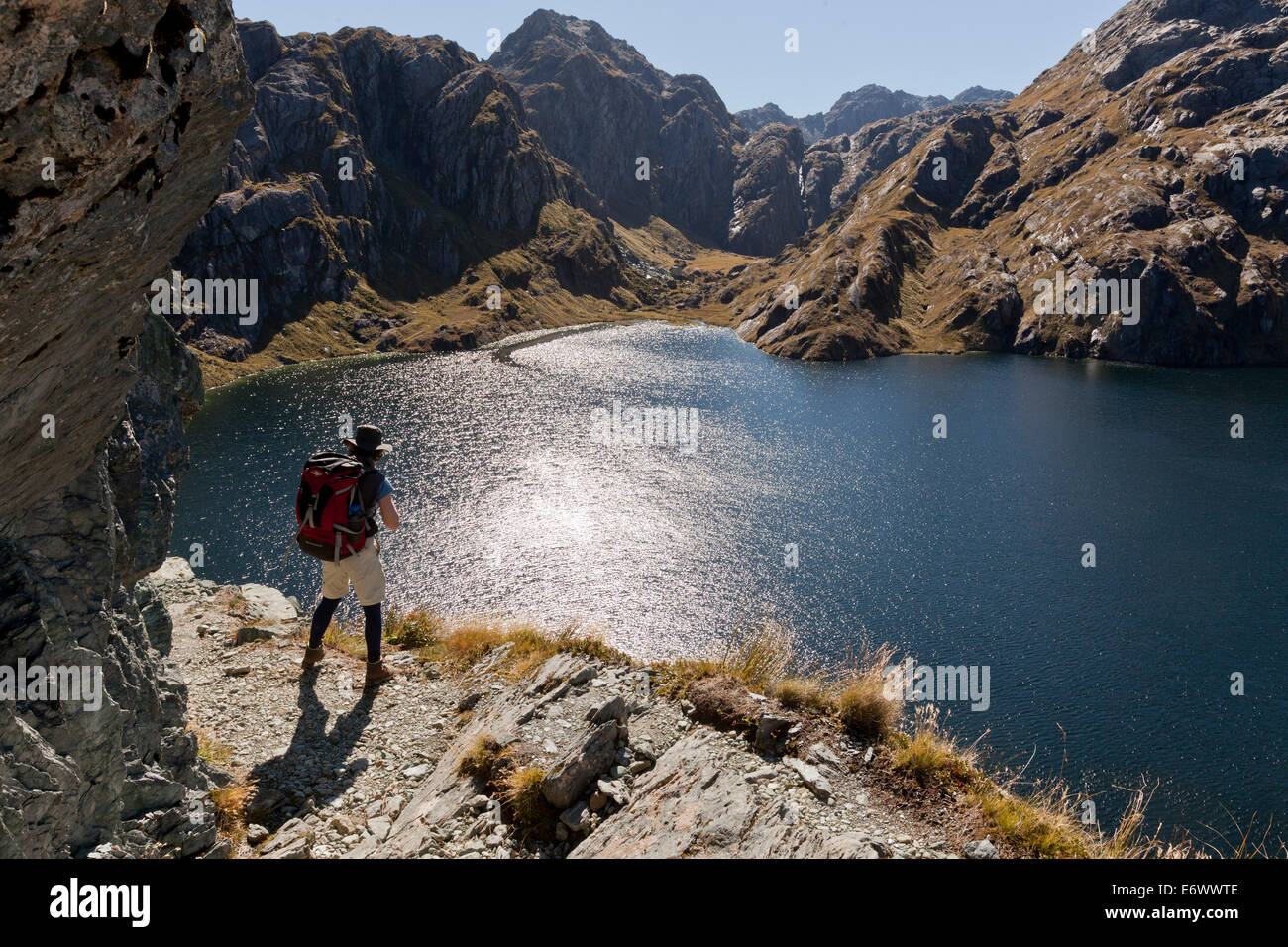 Escursionista sul Routeburn Via al Lago di Harris, passeggiata grande, montare gli aspiranti National Park, il Parco Nazionale di Fiordland, Isola del Sud, Ne Foto Stock