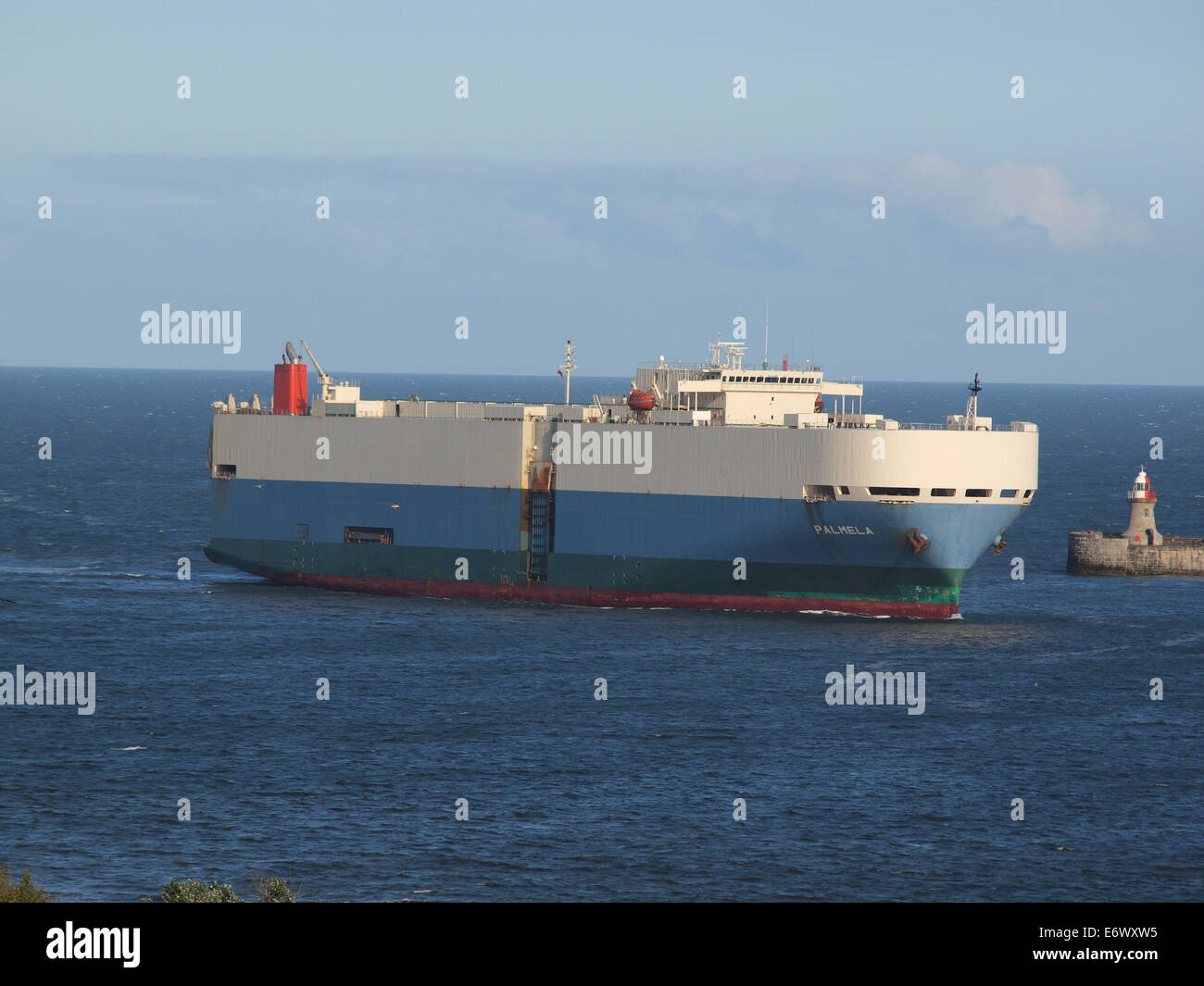 Il 55926ton Mitsui OSK-linea 'Palmela' di entrare nel fiume Tyne e vela alla sua banchina di ormeggio per la Nissan car terminal. Foto Stock