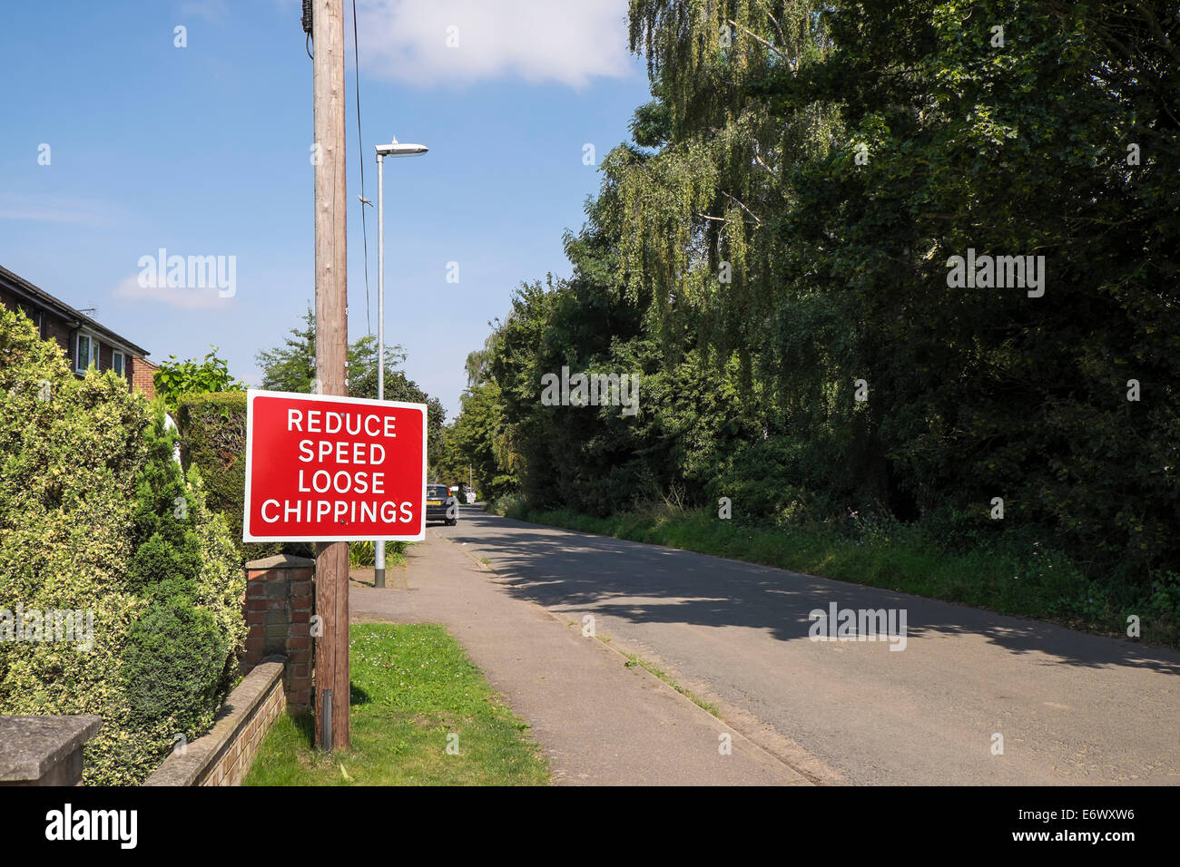 Spia rossa cartello stradale ridurre la velocità pietrisco village lane Fen Road Milton Foto Stock