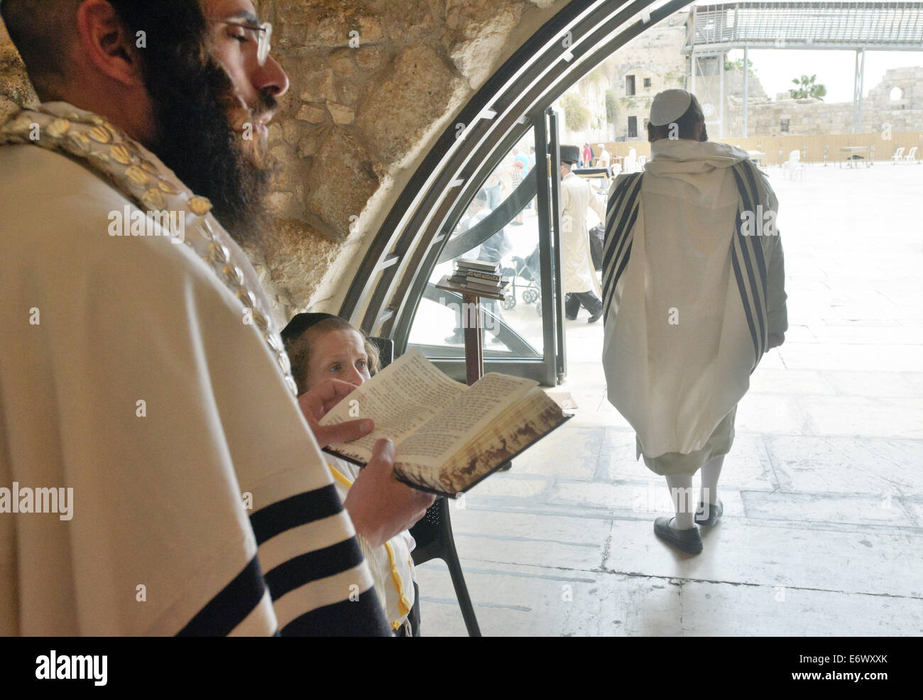 Gli ebrei in abiti tradizionali pregare presso il Wilson's Arch presso il Muro del Pianto, Gerusalemme, Israele Foto Stock