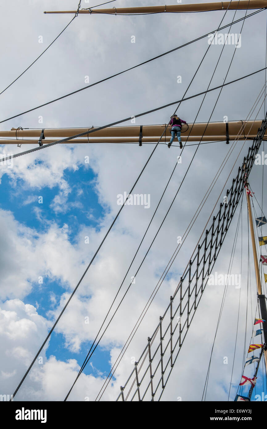 Andando in alto e fuori sul braccio di cantiere. Il conservato SS Gran Bretagna ora siede in un clima secco controllato dock . Foto Stock