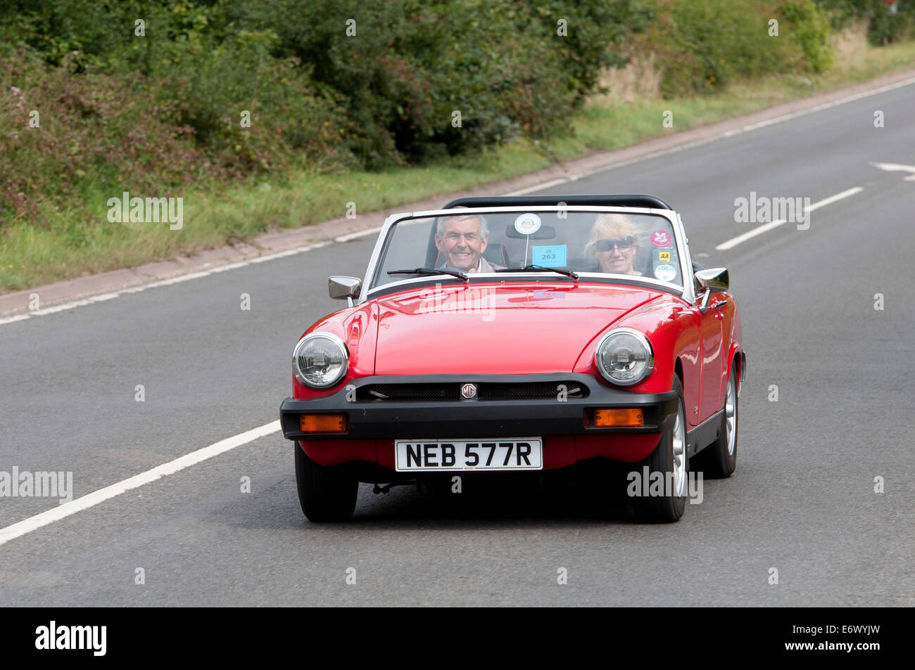MG Midget auto su Fosse Way road, Warwickshire, Regno Unito Foto Stock