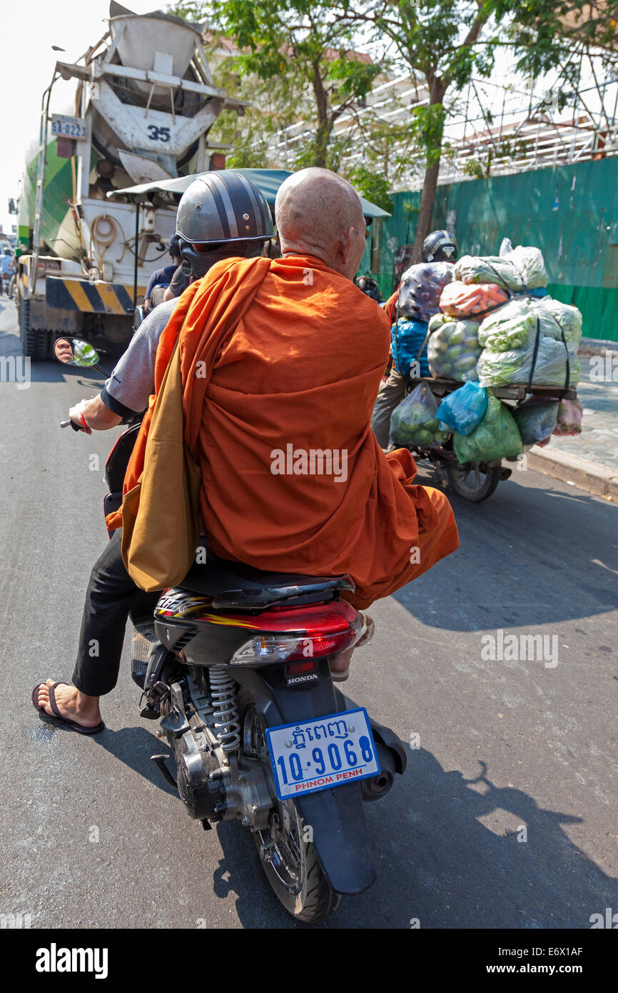 Monaco su un motociclo, Phnom Penh Cambogia Foto Stock
