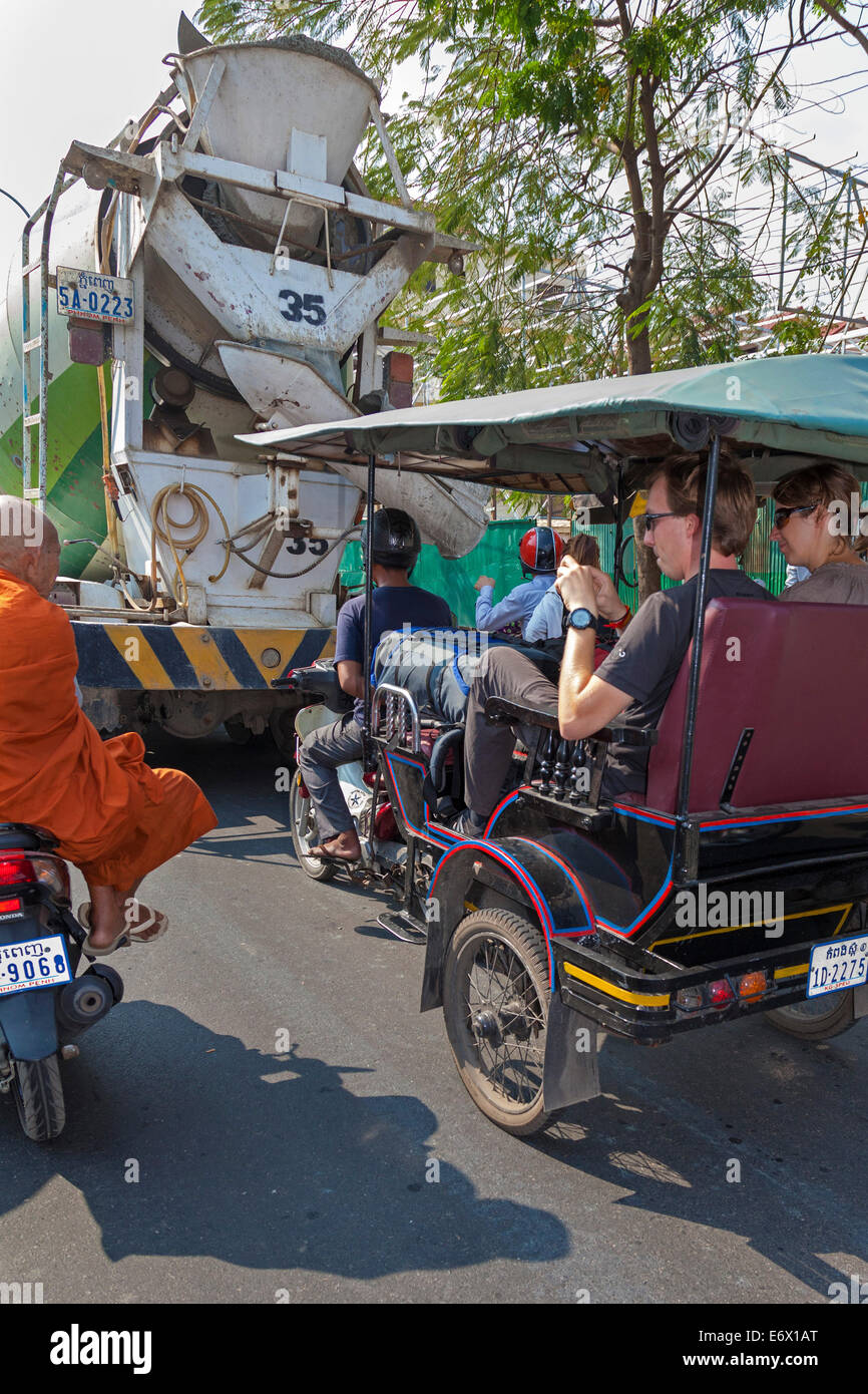 Monaco su un motociclo, Phnom Penh Cambogia Foto Stock