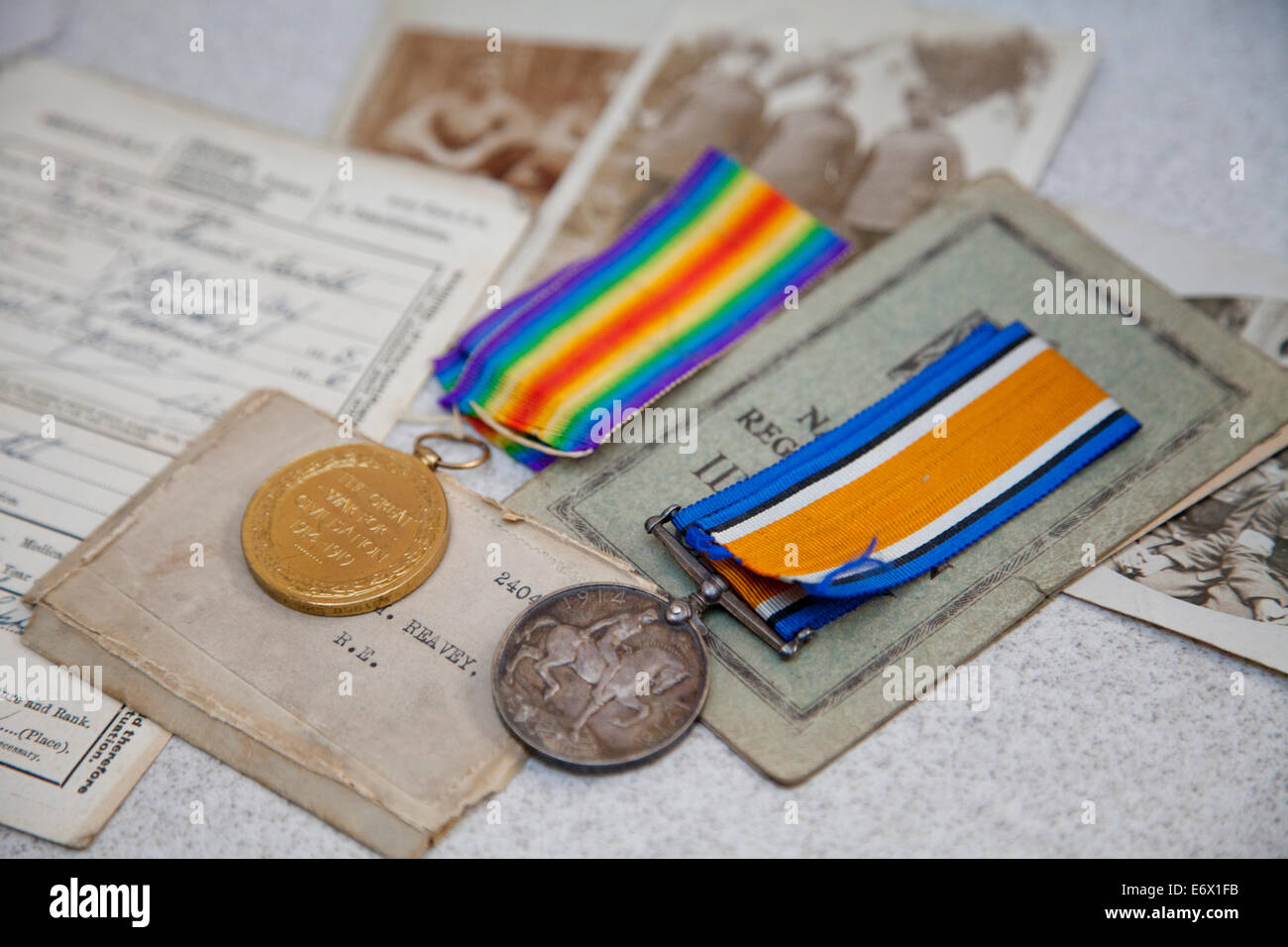 La Prima guerra mondiale medaglie in cima al tempo di guerra documenti e fotografie Foto Stock