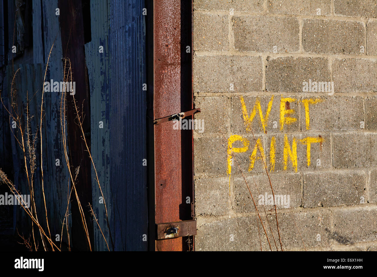 Vecchio bagnato segno di vernice sul blocco in calcestruzzo parete di edificio abbandonato Foto Stock
