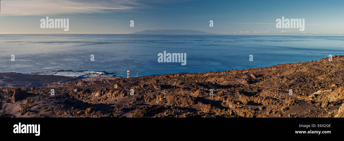 La punta meridionale di La Palma, con faro) e saline (salinas) di Fuencaliente e El Hierro nella distanza Foto Stock