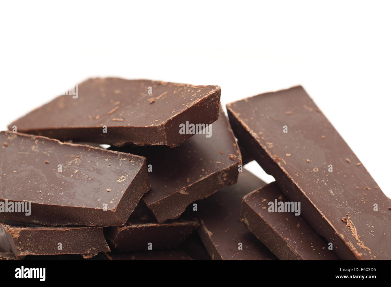 Pezzi di cioccolato su sfondo bianco. Primo piano. Foto Stock